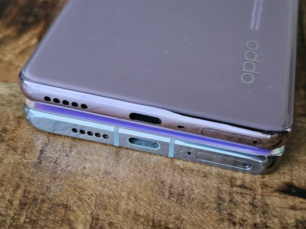Oppo Reno 10 Pro im Vergleich zum Huawei P30 Pro: Die Unterseite mit Ladebuchse.