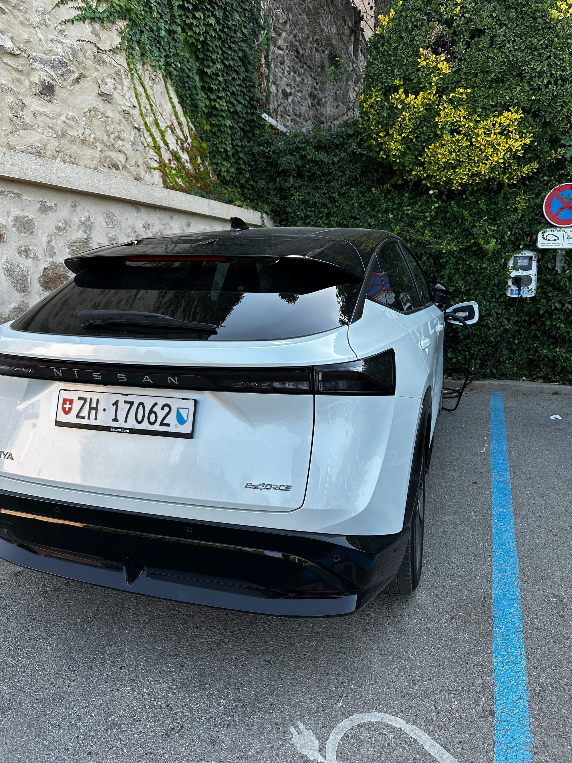 Der Nissan Ariya Evolve 400 an einer Ladestation in Grimaud