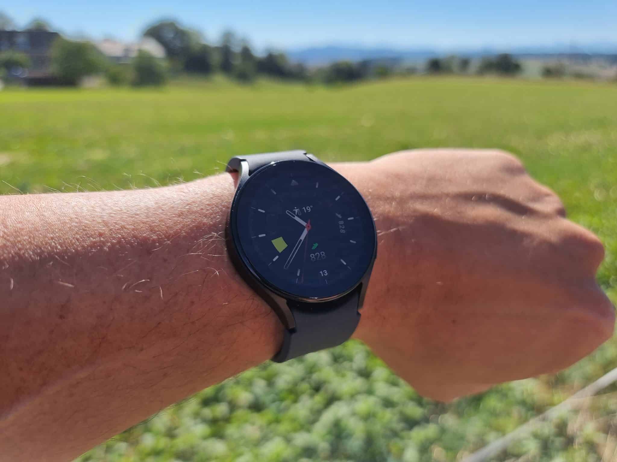 Samsung Galaxy Watch5 Foto vor einem Feld