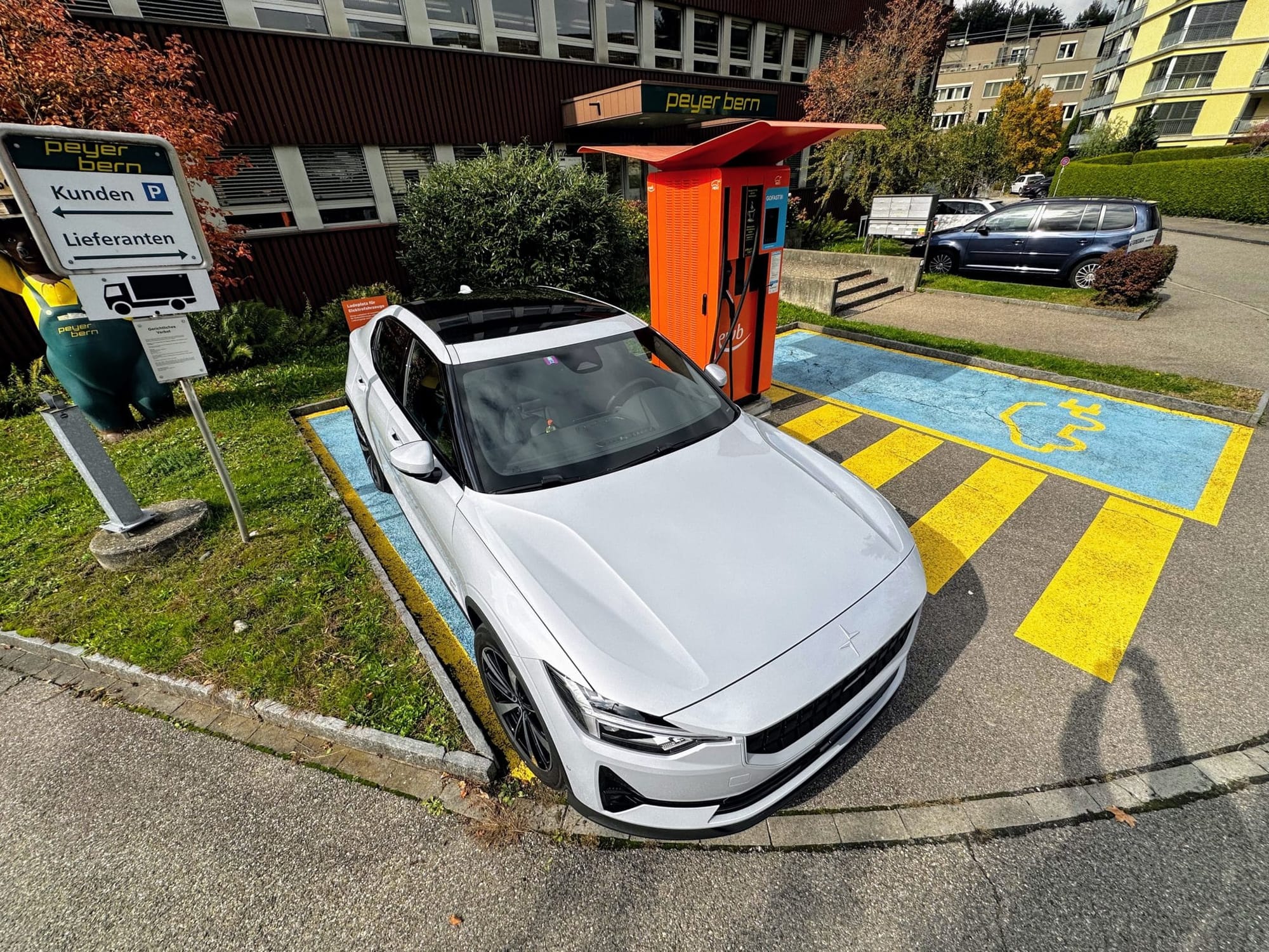 Polestar 2 mit Panoramadach an einer Ladestation in Bern