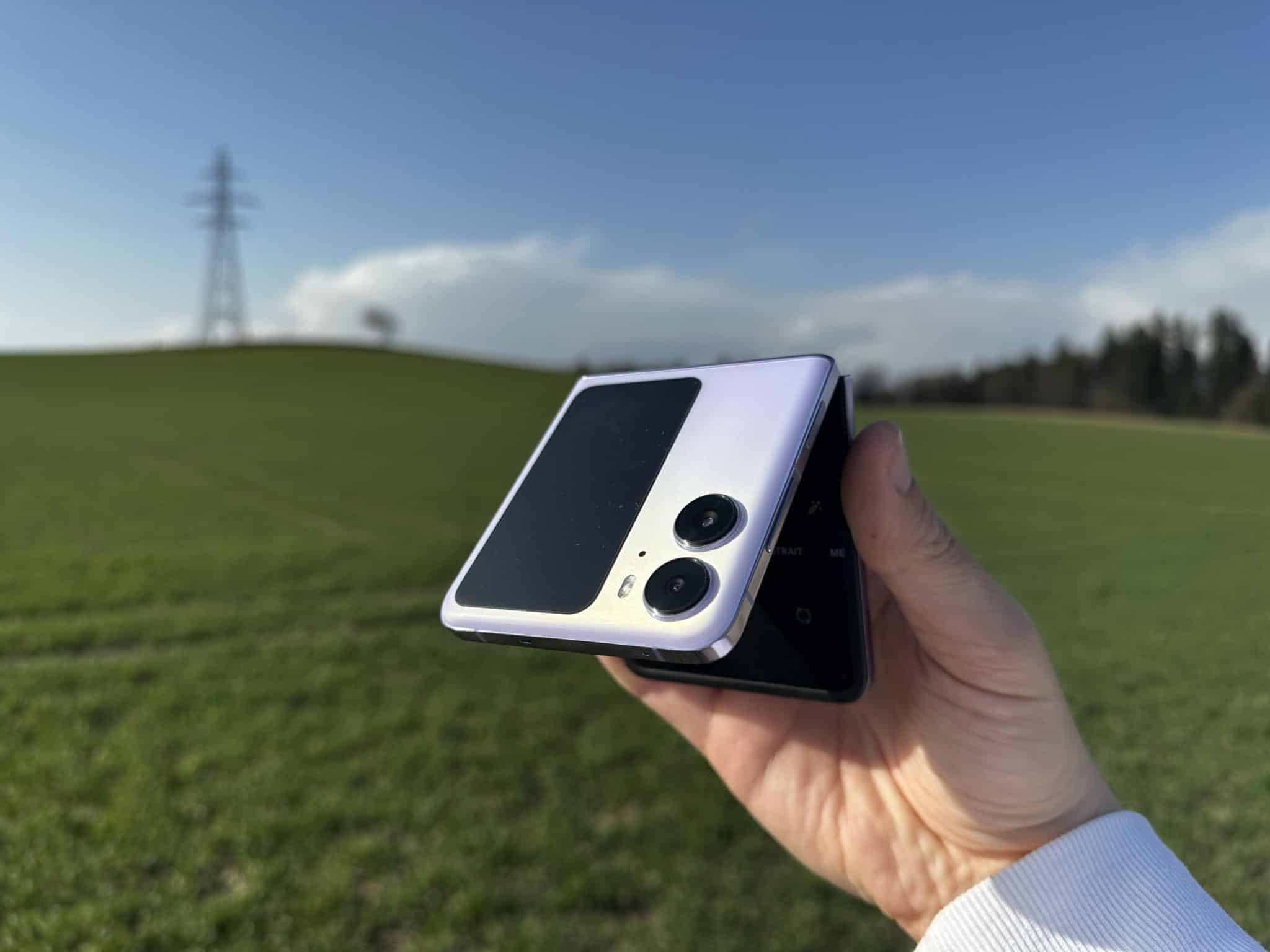 Das Oppo Find N2 Flip in leicht geöffnetem Zustand