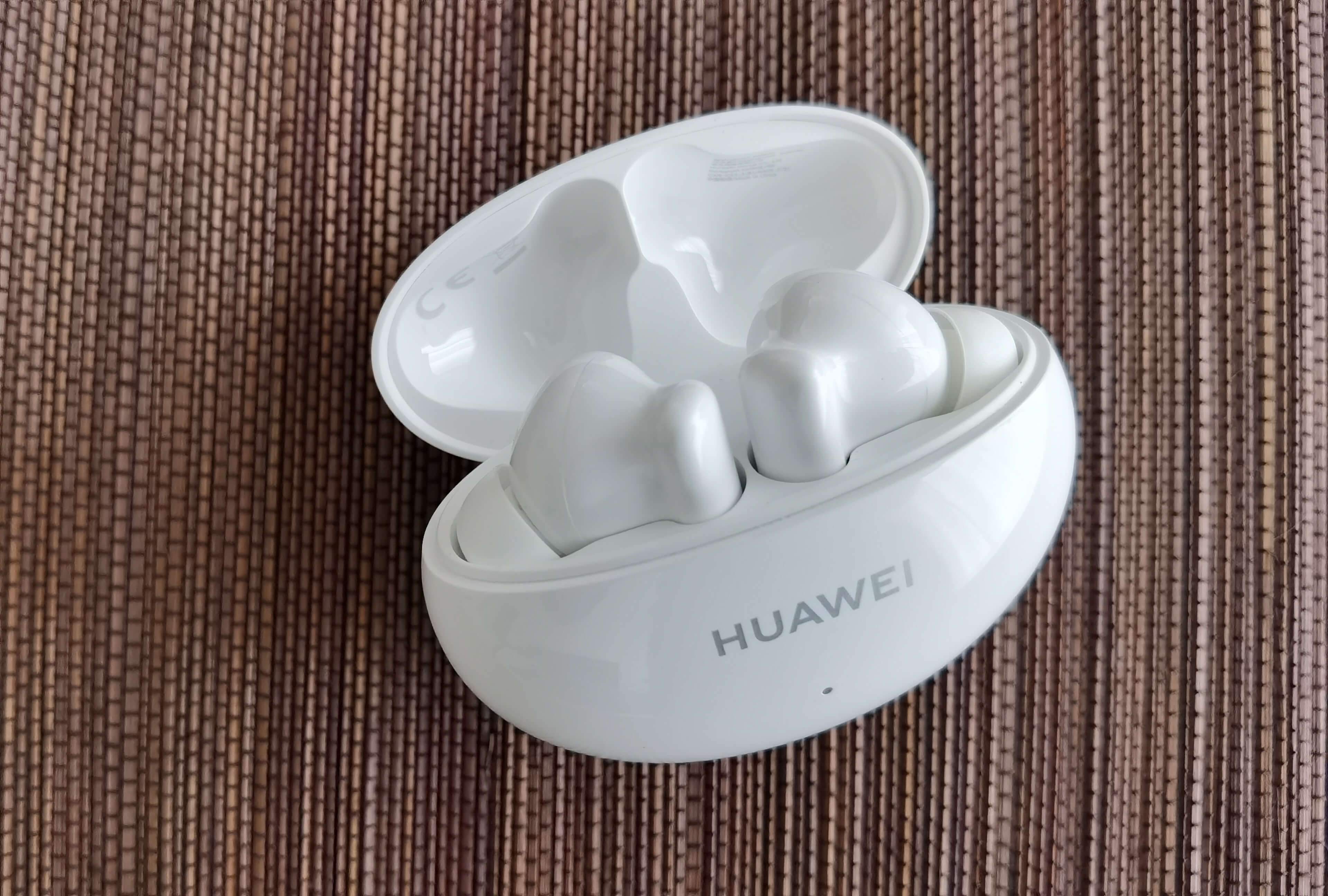 Huawei Freebuds 4i im Test mit offenem Ladecase