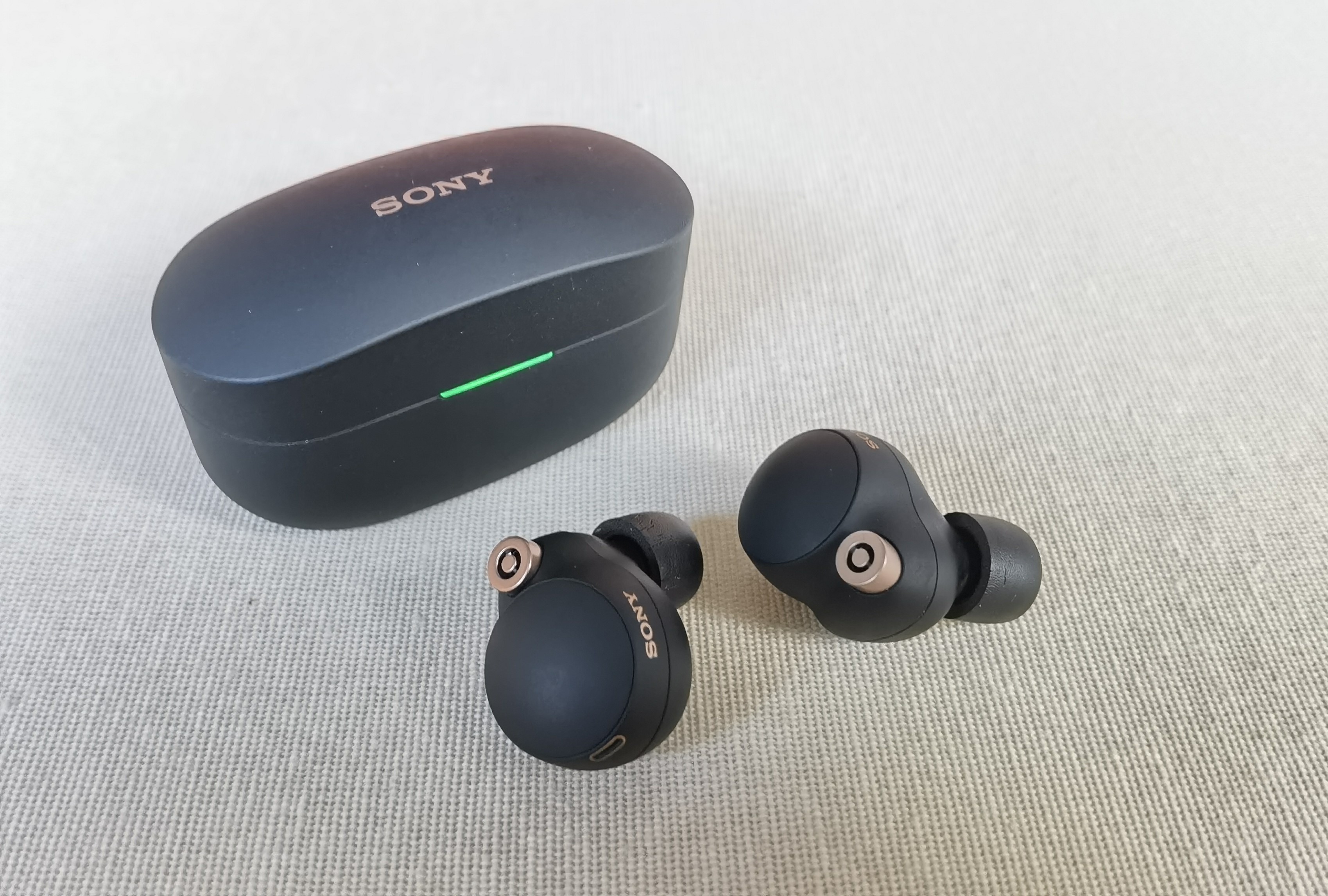 Sony WF-1000XM4 Kopfhörer im Test: Nahaufname Case mit In-Ears.