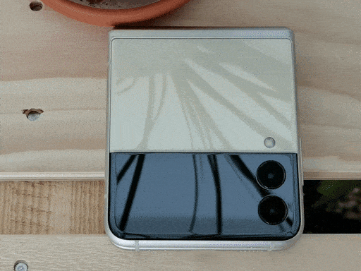 Samsung Galaxy Z Flip 3 Test: Widgets auf dem zweiten Display auf der Aussenseite.