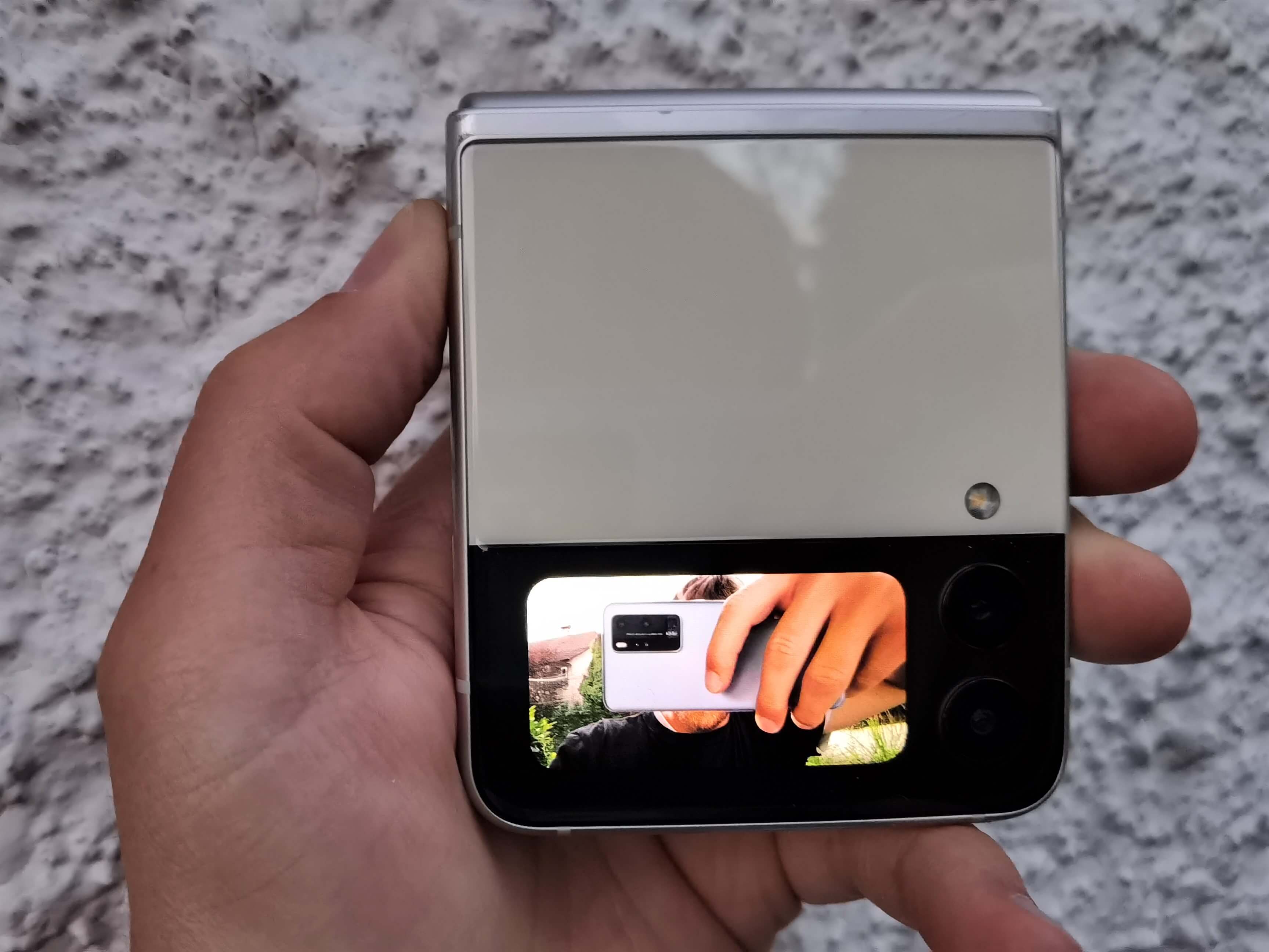 Samsung Galaxy Z Flip 3: Selfies mit der Hauptkamera machen, dank zweitem Bildschirm.