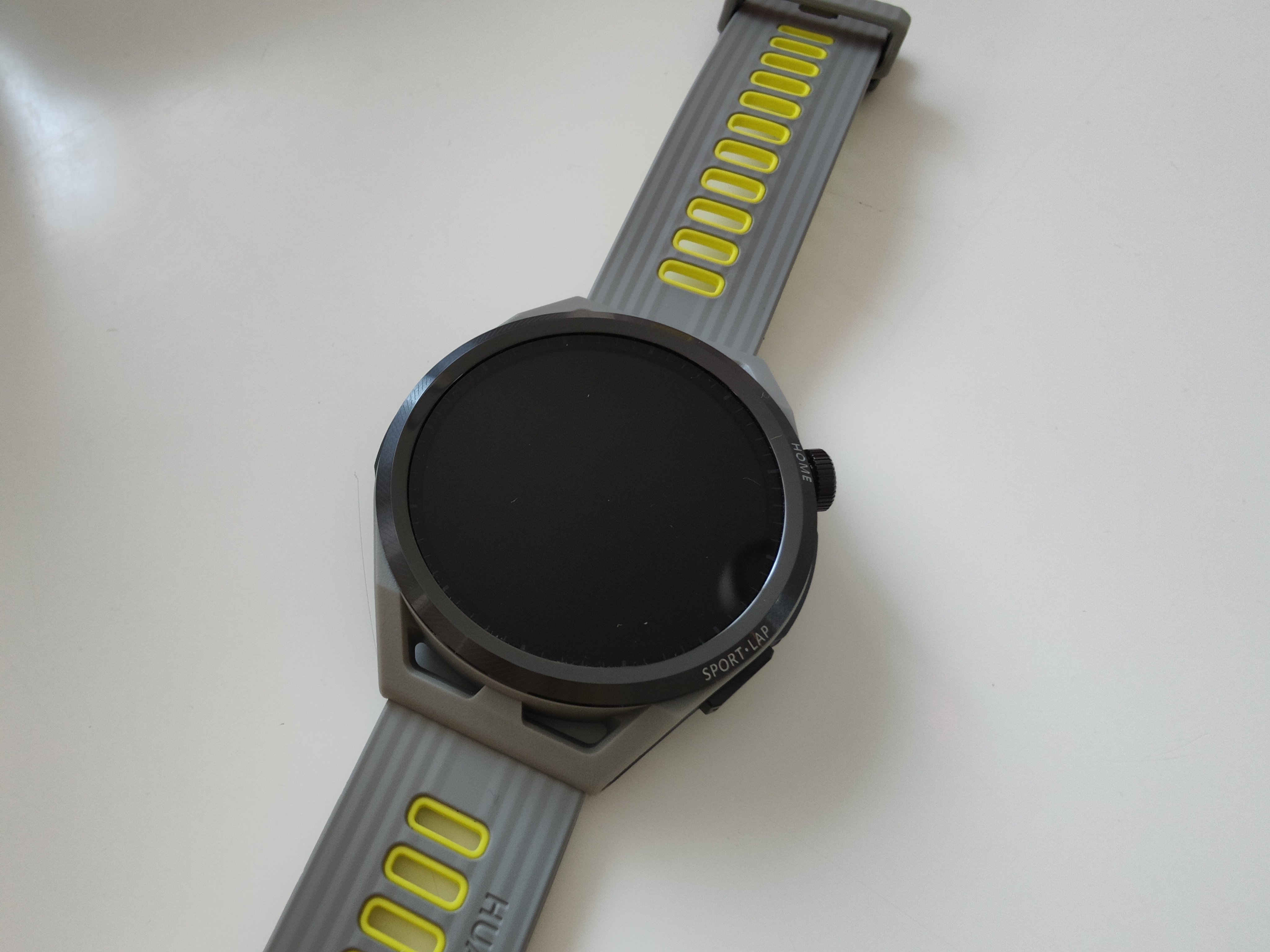 Huawei Watch GT Runner mit ausgeschaltetem Display