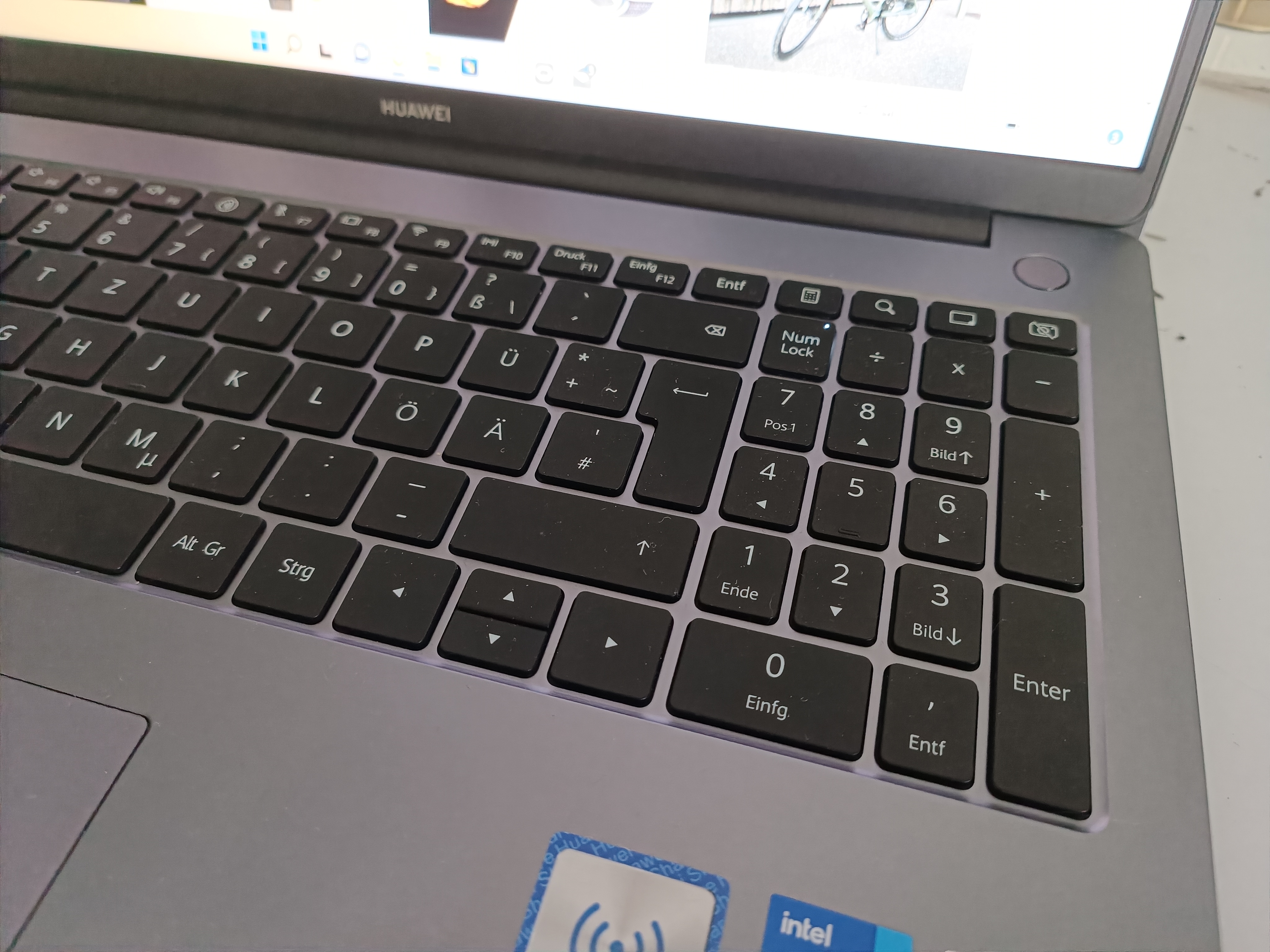 Huawei MateBook D 2022 im Test: Tastatur mit Ziffernblock und Fingerabdrucksensor.
