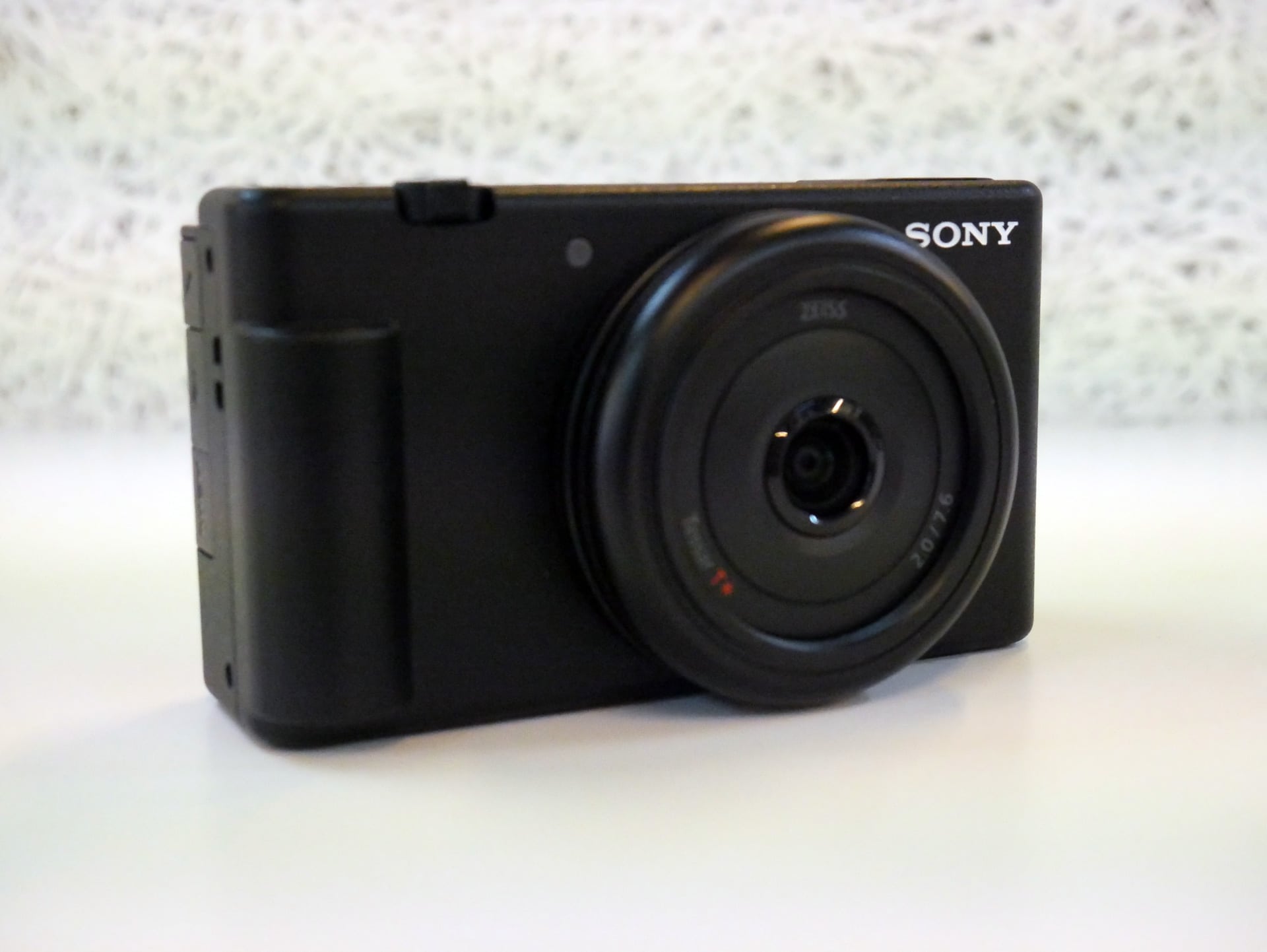 Sony ZV-1F mit 20 Millimeter-Objektiv.