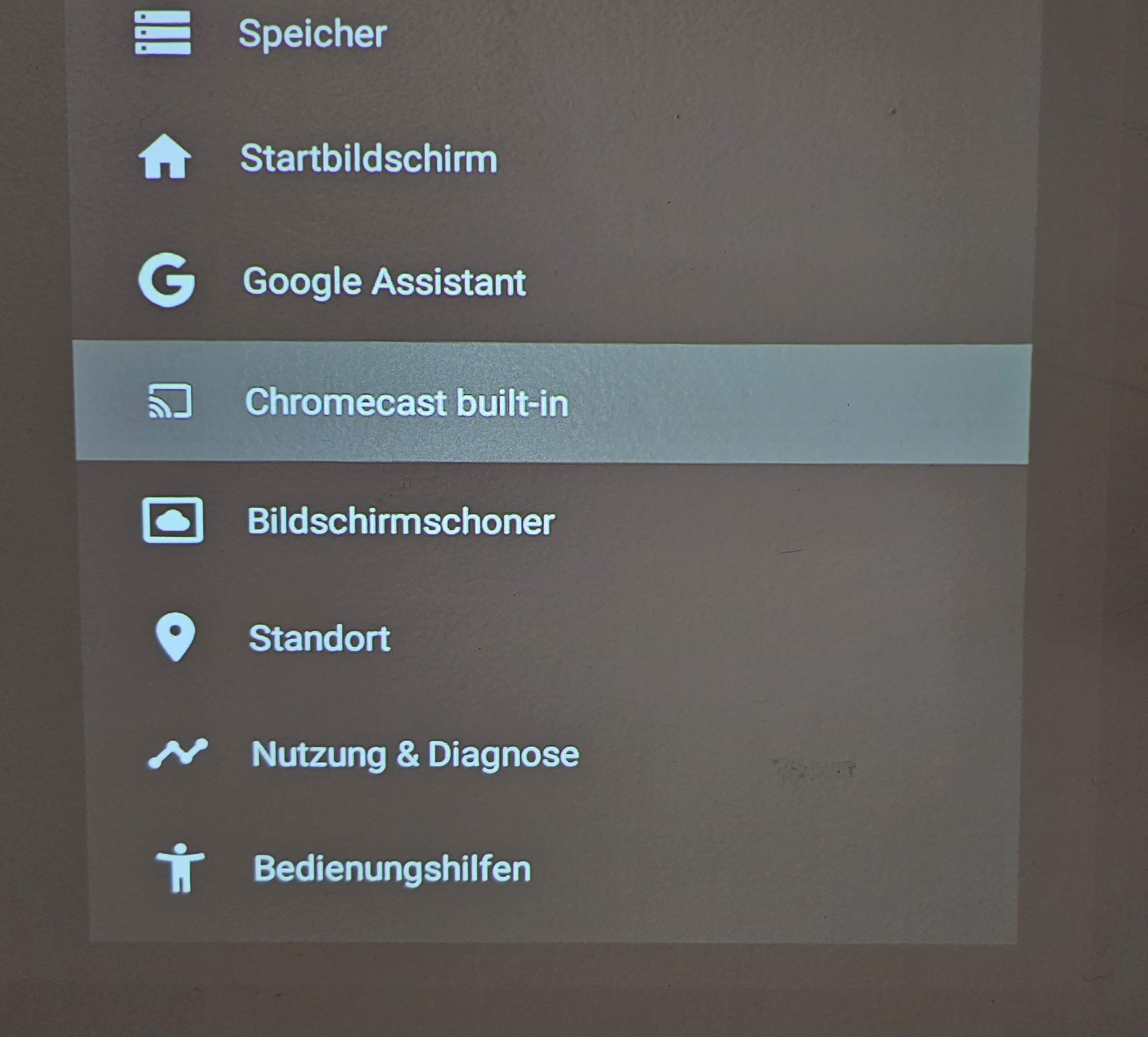 Der XGIMI Halo+: Dank eingebautem Chromecast kannst du auch direkt vom Handy aus streamen.