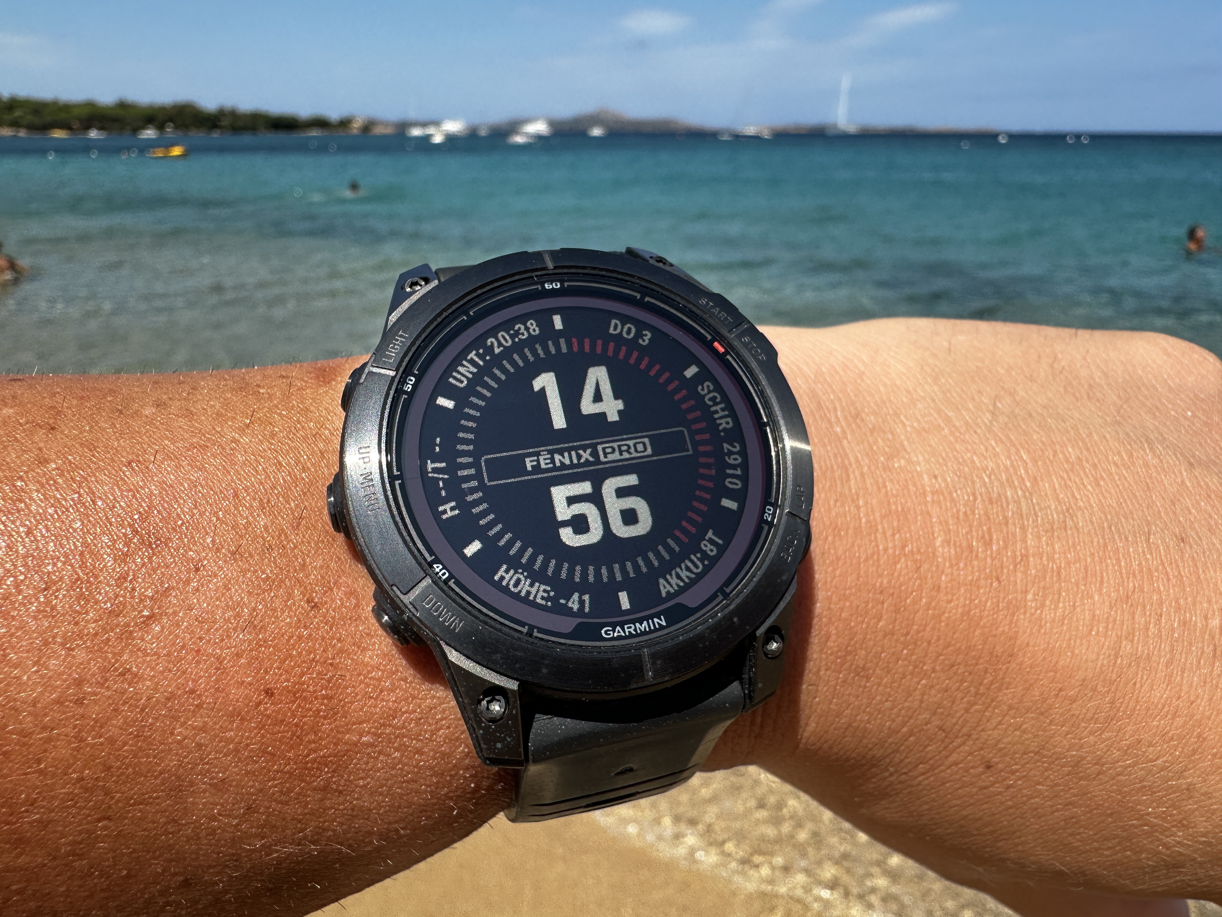 Die Garmin Fenix 7 Pro am Strand auf Sardinien