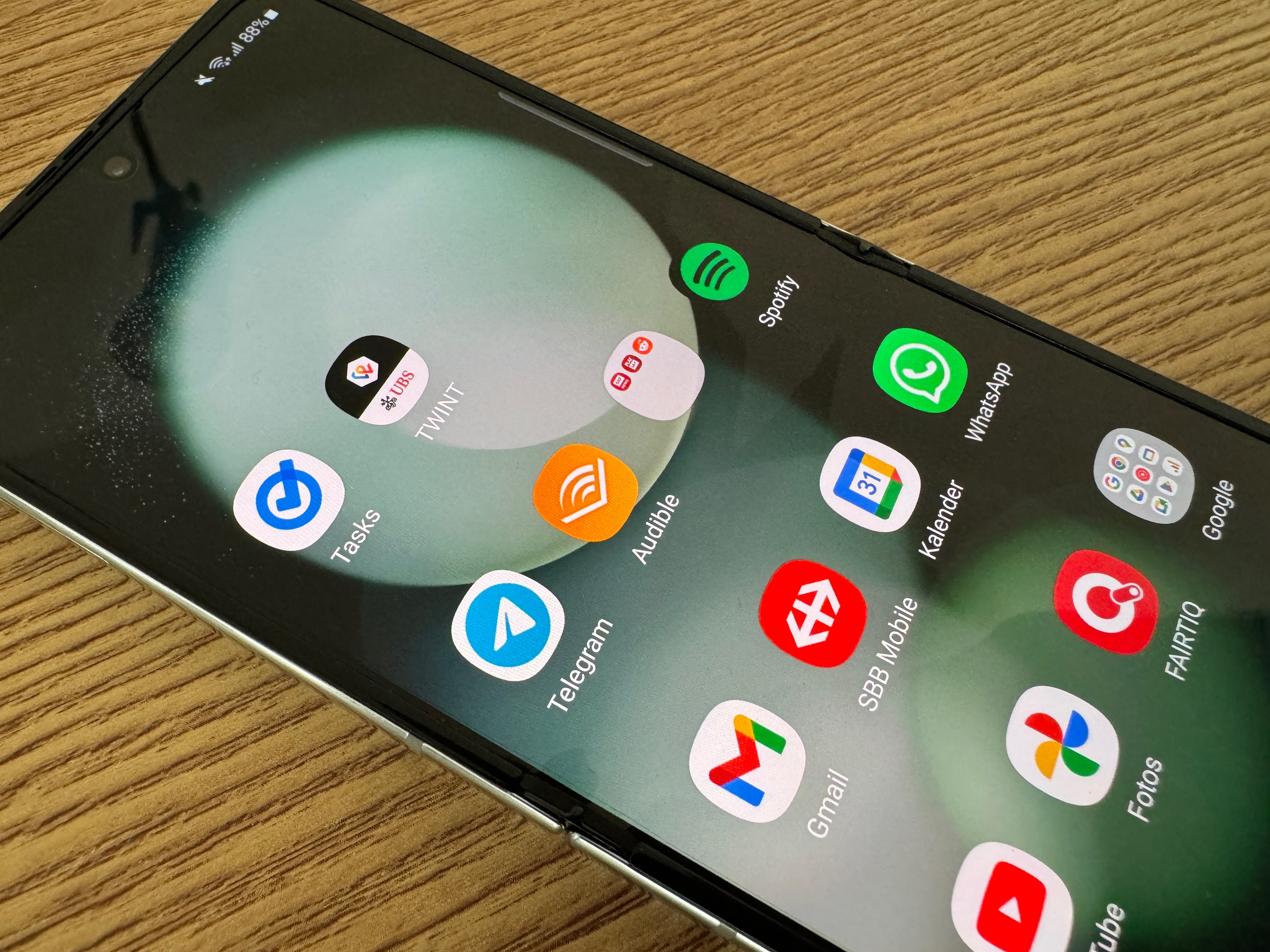 Samsung Galaxy Z Flip 5 Test: Falz im Display.