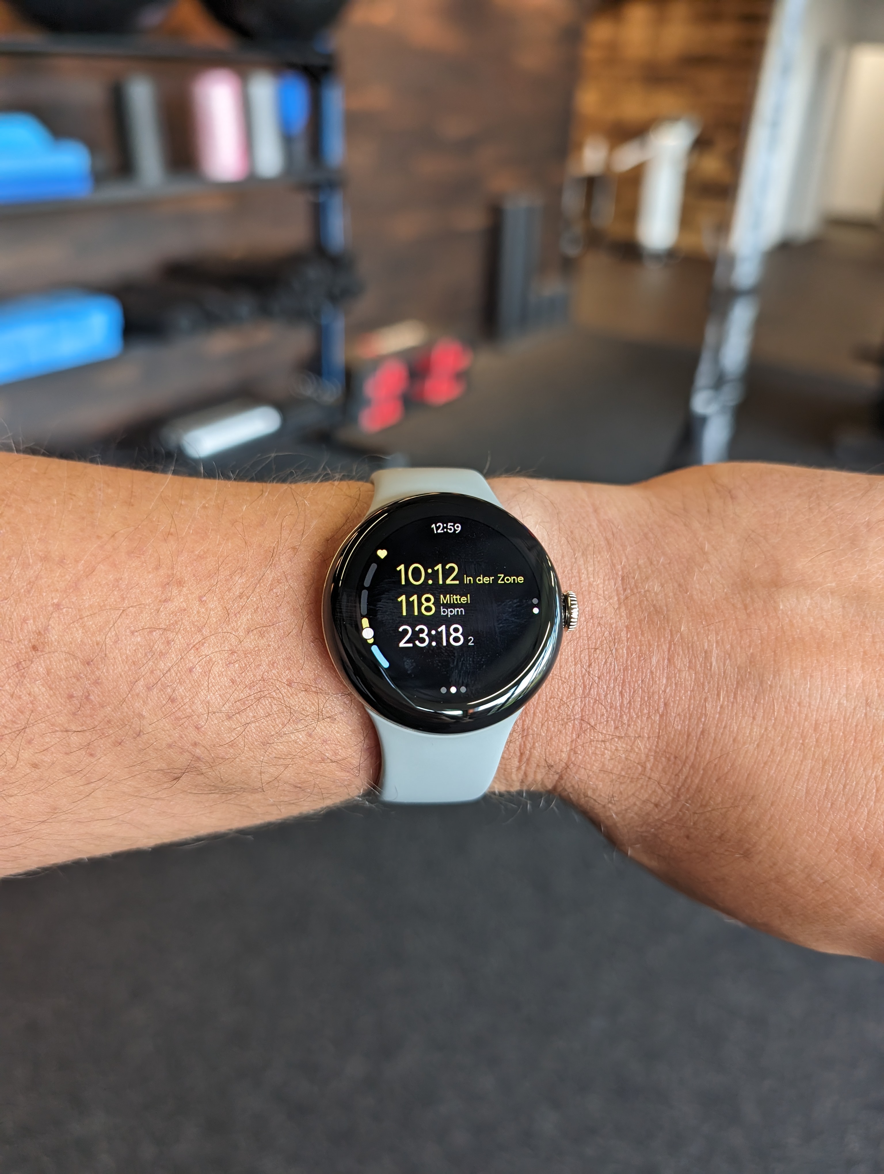 Die Google Pixel Watch 2 macht auch im Fitnesscenter eine gute Figur