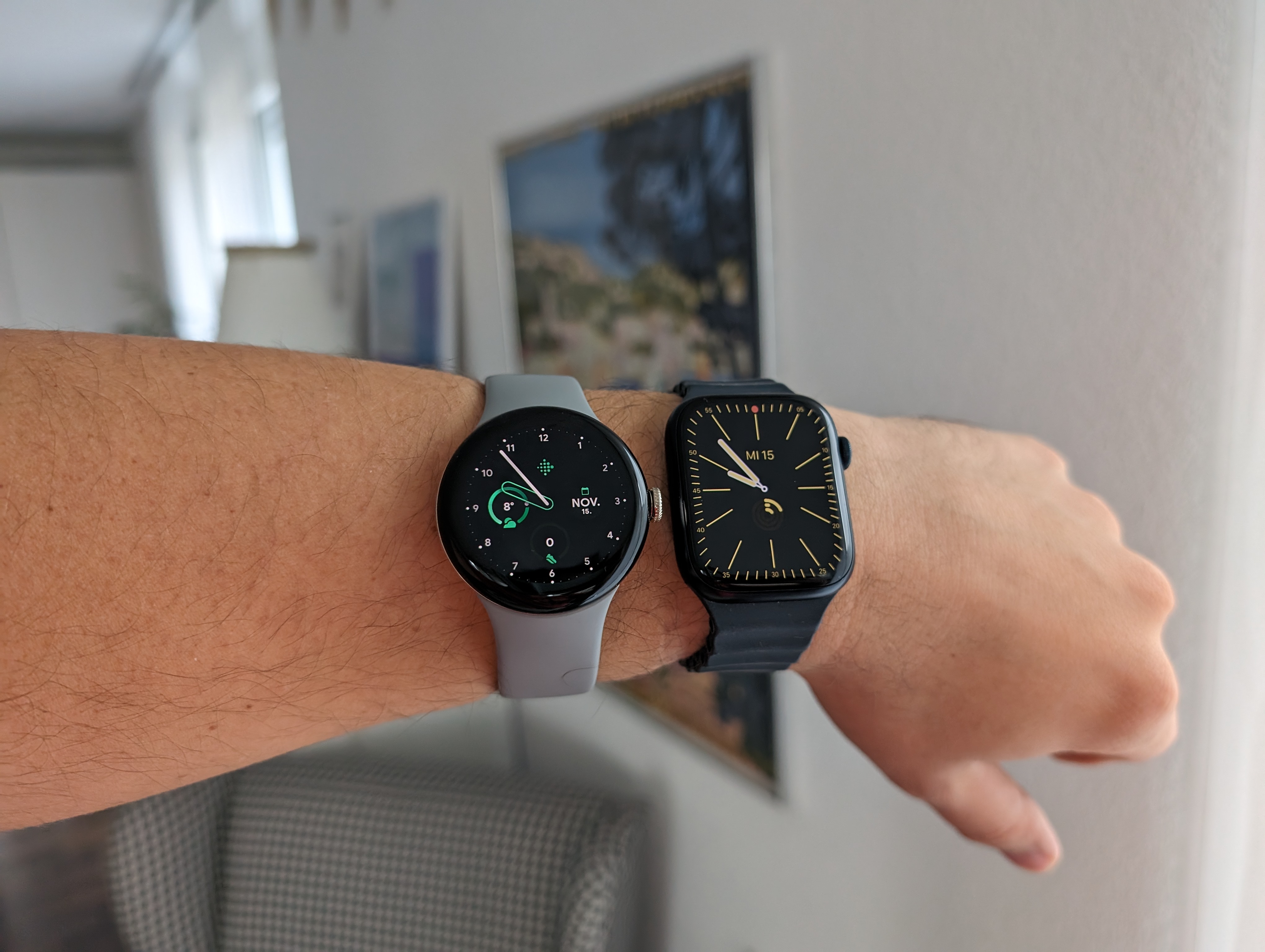 Google Pixel Watch 2 im Vergleich mit der Apple Watch Series 8 (45mm) |