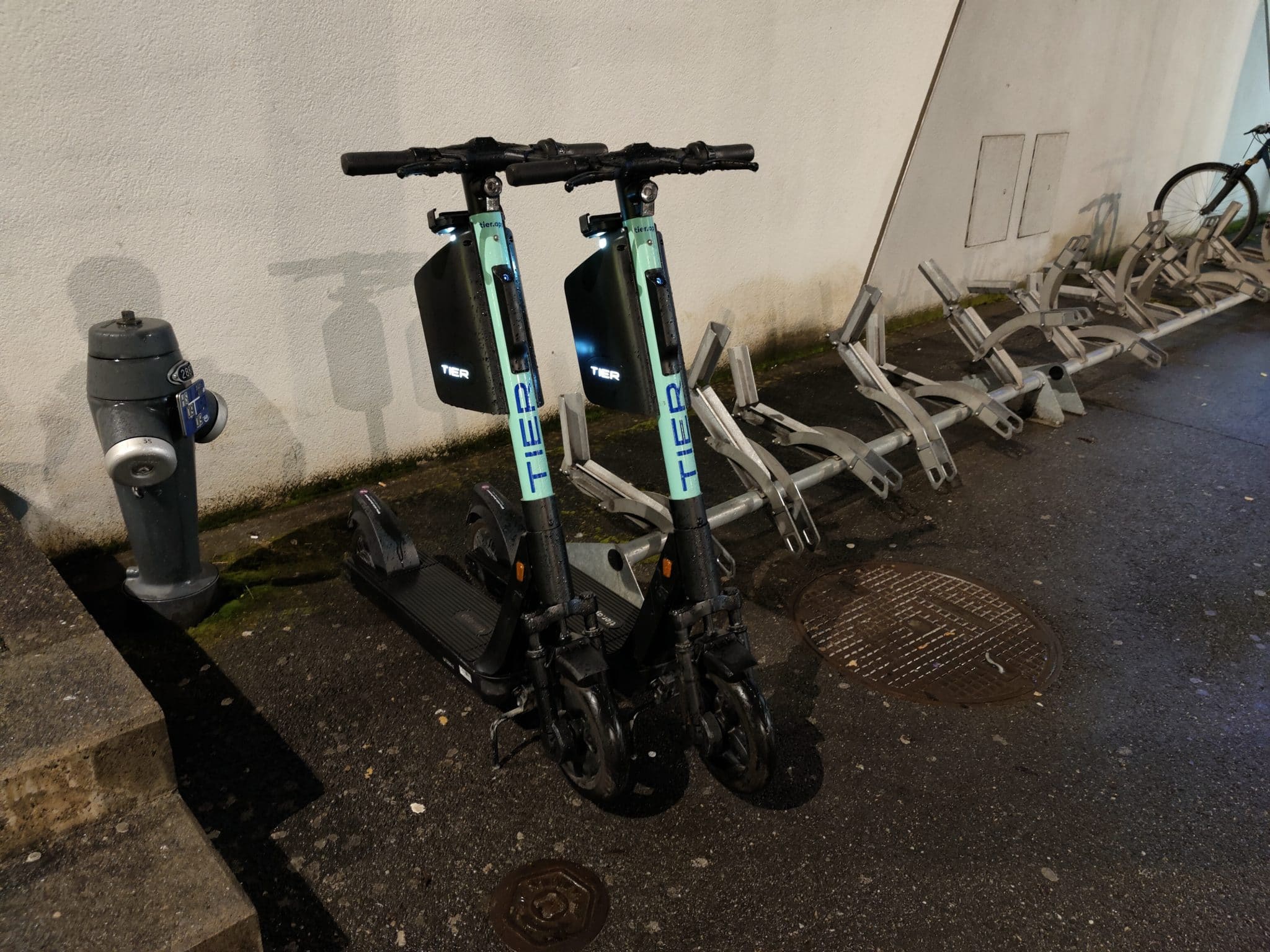 Zwei E-Scooter von TIER