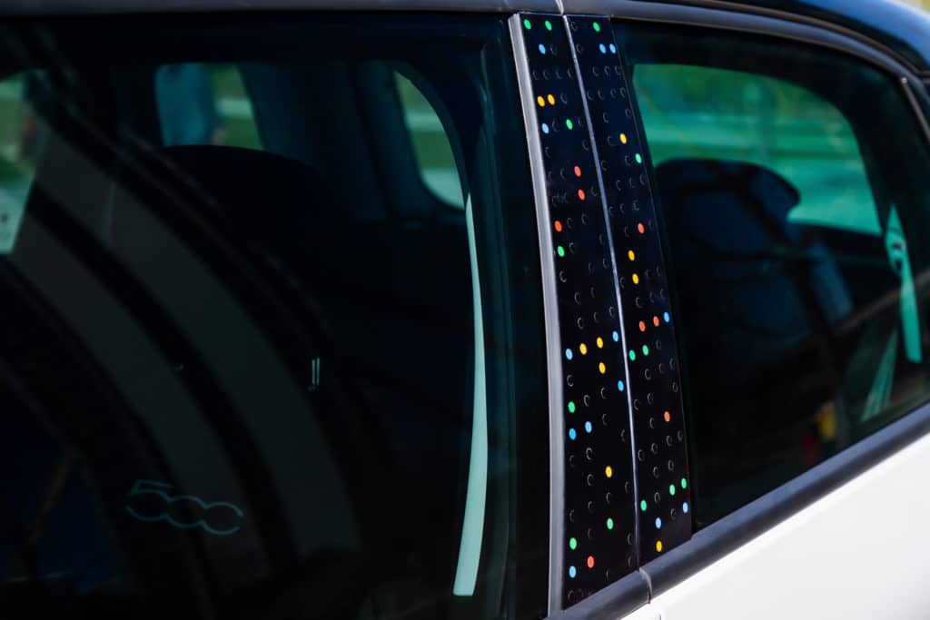 Fiat 500 mit Fensterrahmen in Google-Optik