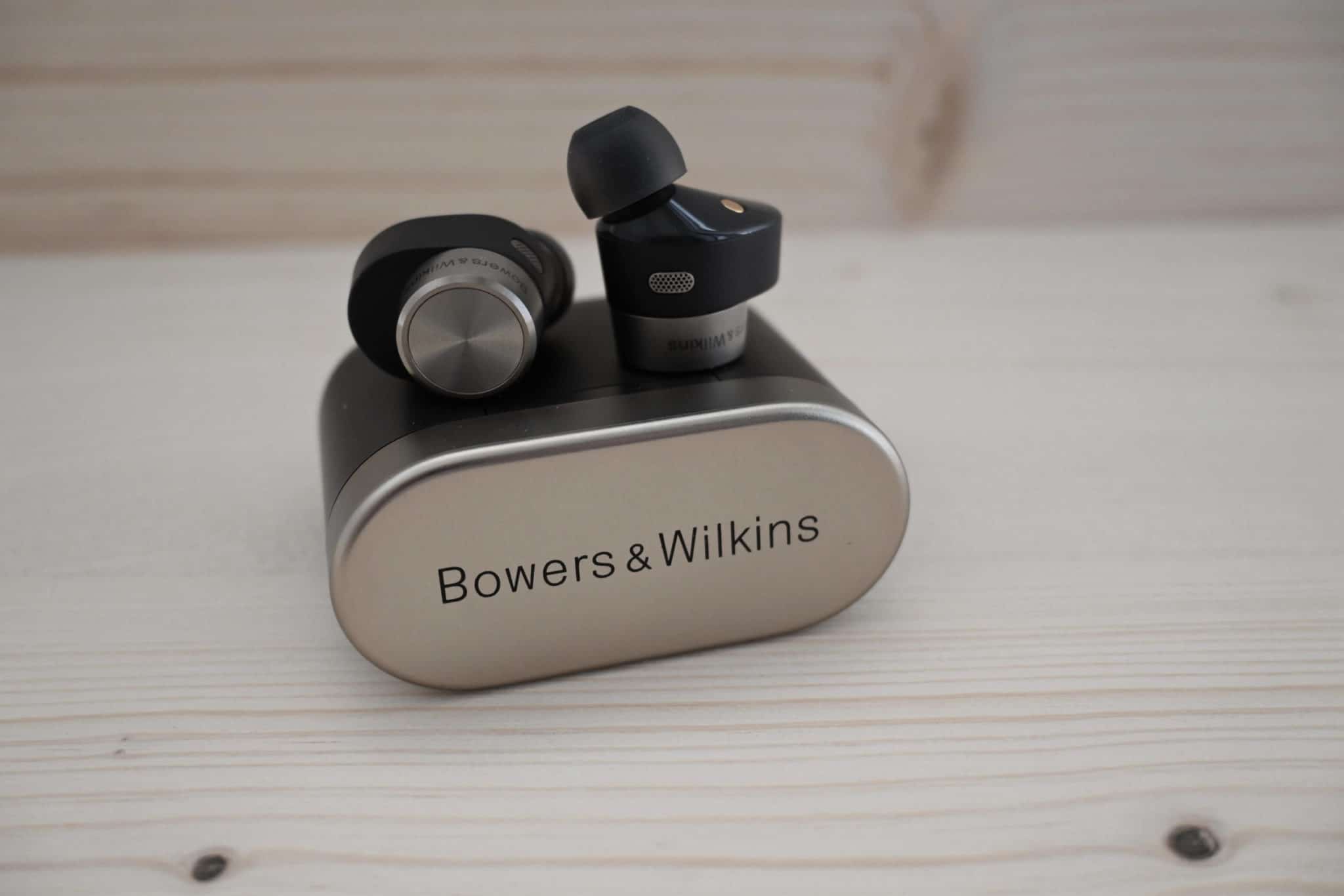 Bowers & Wilkins PI7 im Test mit Gehäuse und In-Ears.