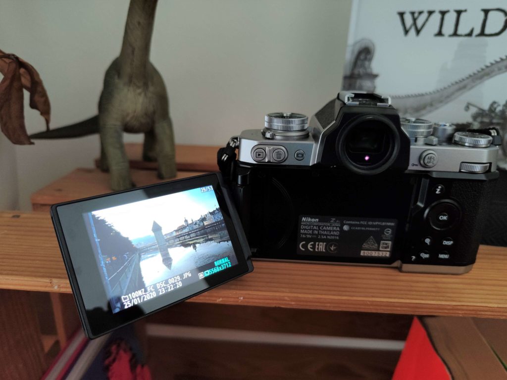 Nikon Z fc im Test: Der Bildschirm lässt sich ausklappen.