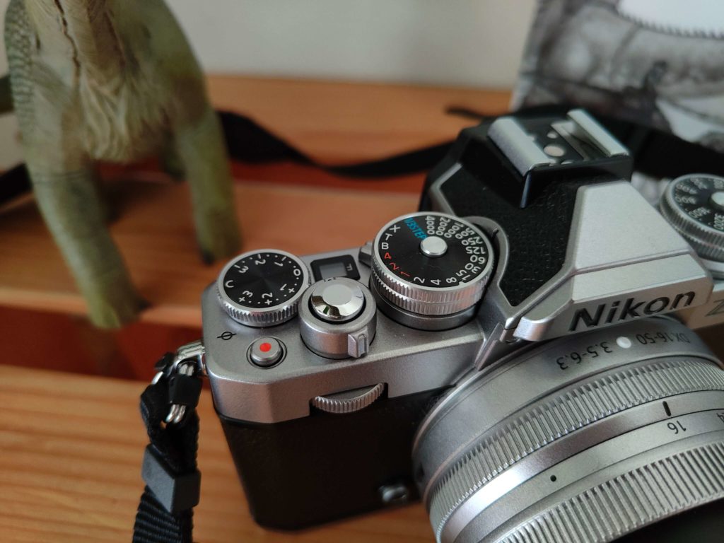 Nikon Z fc im Test: Kontrollräder für Blende und ISO.