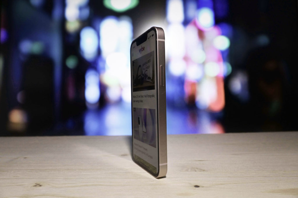 iPhone 13 Mini Review: Seitenansicht rechts.
