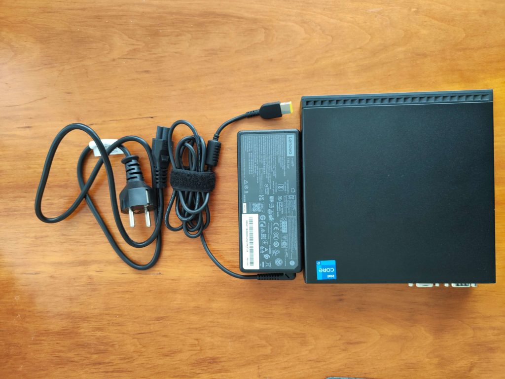 Lenovo ThinkCentre M70q Test: Stromadapter und Kabel.