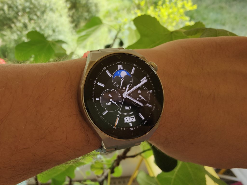 Die Huawei Watch GT 3 Pro im Grünen