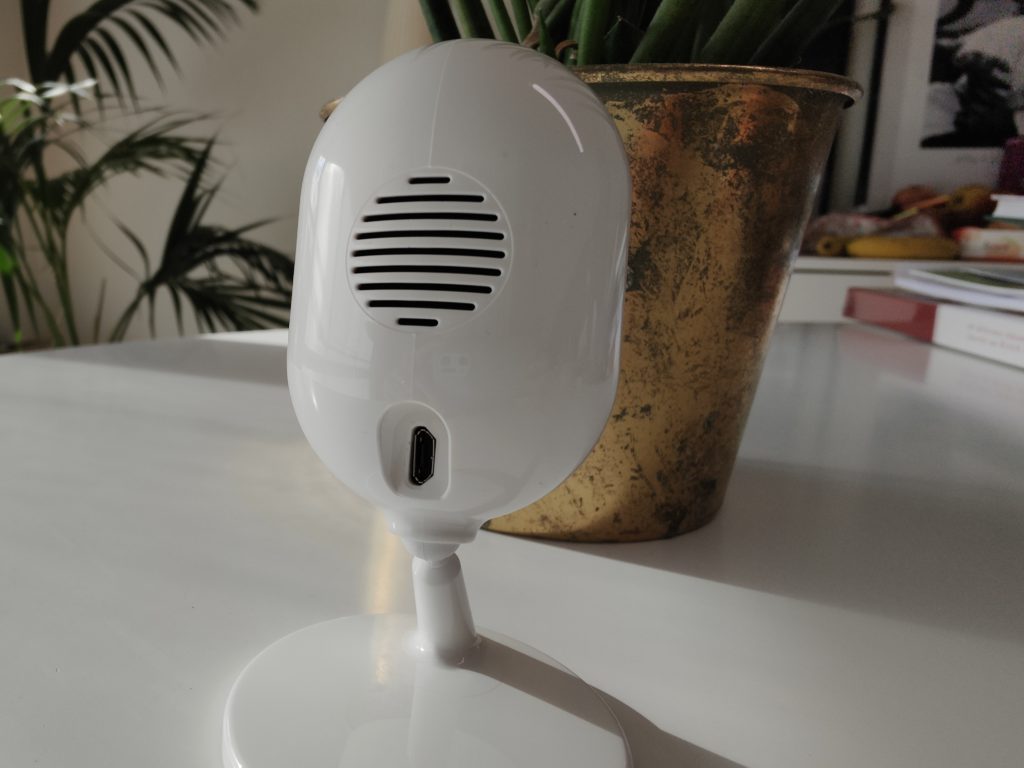 Die Arlo Essential Indoor Camera hat auch eine Sirene und Lautsprecher integriert