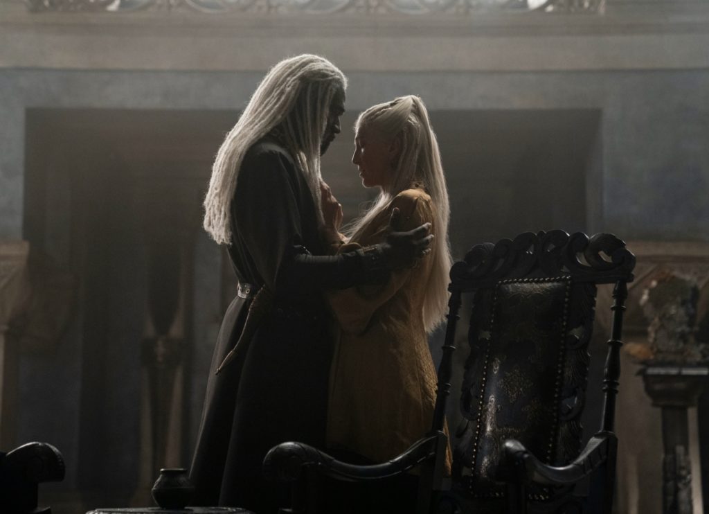 The House of the Dragon Besetzung: Steve Toussaint als Lord Coryls Velaryon und Eve Best als Rhaenys Targaryen.