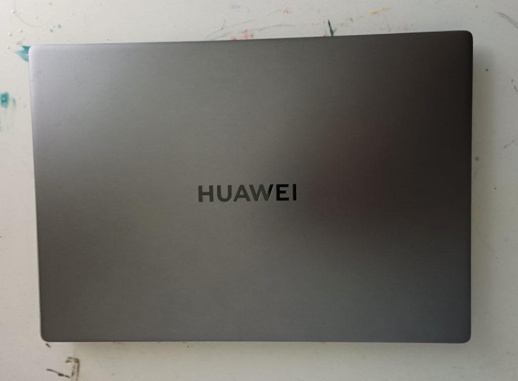 Huawei MateBook D 2022 im Test: Ansicht von oben.
