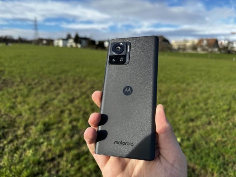 Das Motorola Edge 30 Ultra im Freien