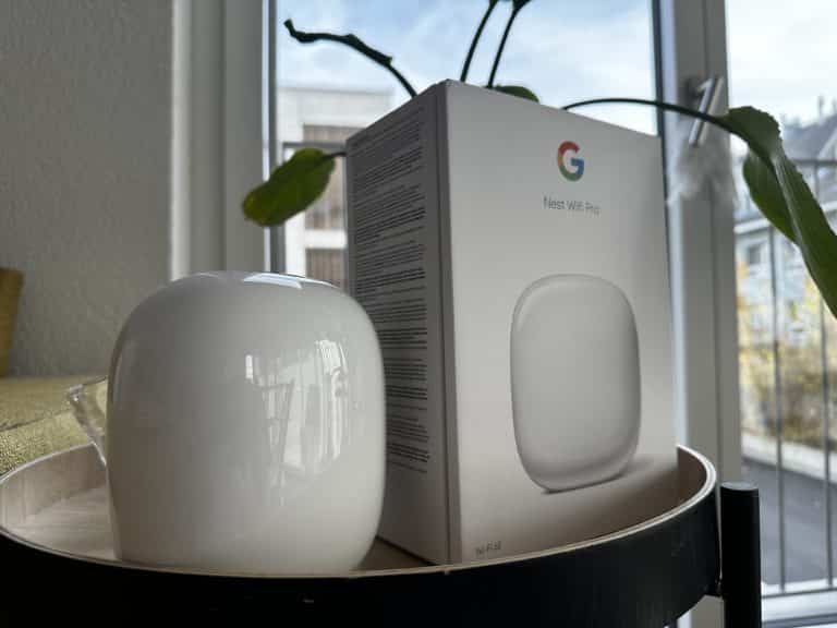 Google Nest Wifi Pro mit Verpackung auf einem Salontisch