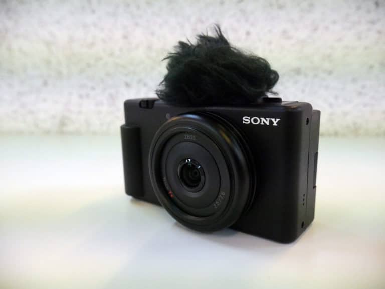 Sony ZV-1F Kamera mit Windschutz auf dem Mikrofon.
