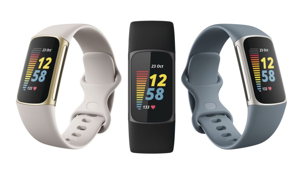 Der Fitness-Tracker Fitbit Charge 5 in verschiedenen Farben