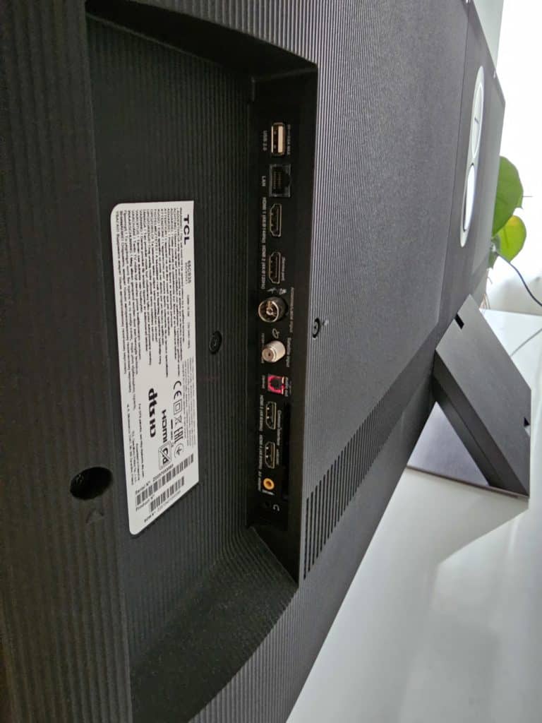 TCL C83 65 Zoll Fernseher im Test: die Anschlüsse.