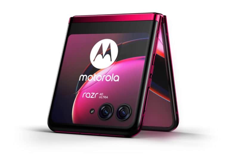 Das Motorola Razr 40 Ultra in Rot zugeklappt
