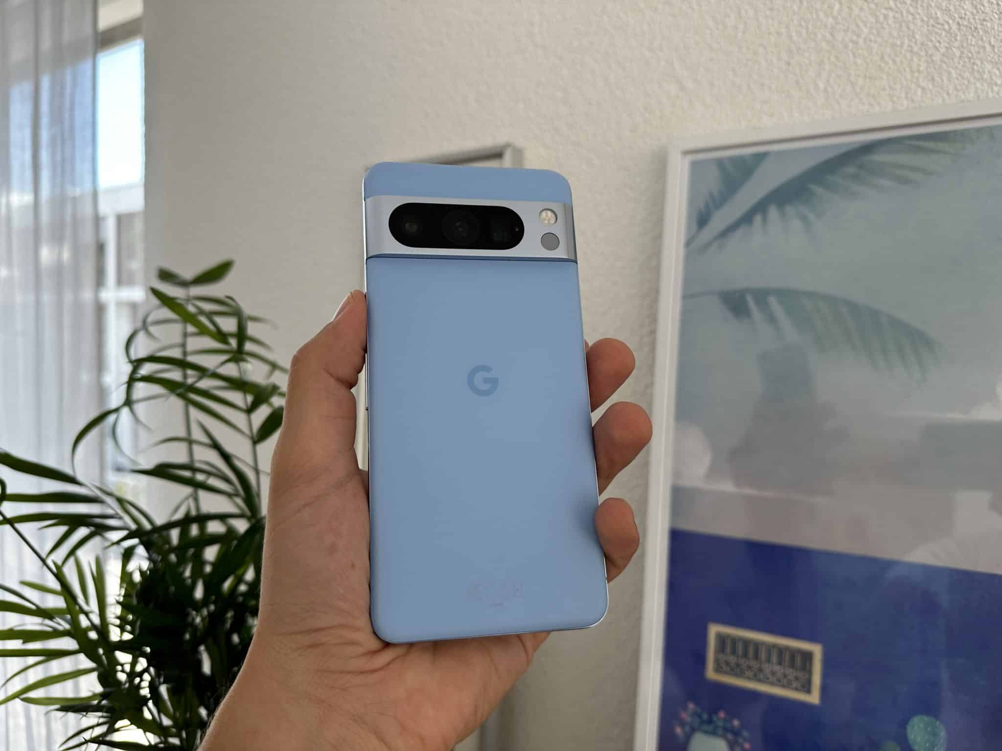 Die Rückseite des Google Pixel 8 Pro in mattblau