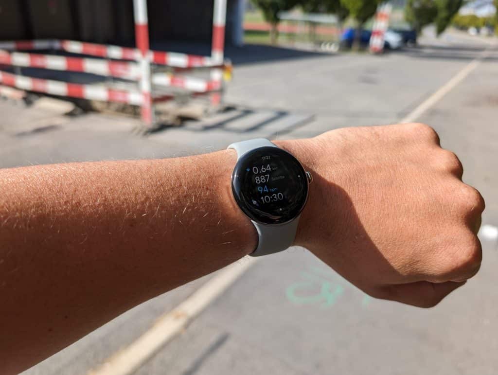 Gehen erkennt die Pixel Watch 2 automatisch und schlägt vor, ein Workout zu starten
