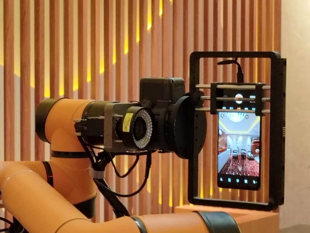 Ein Roboter macht Fotos mit einem Oppo-Handy.